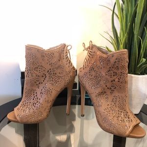 STEVE MADDEN KORSETT HEELS